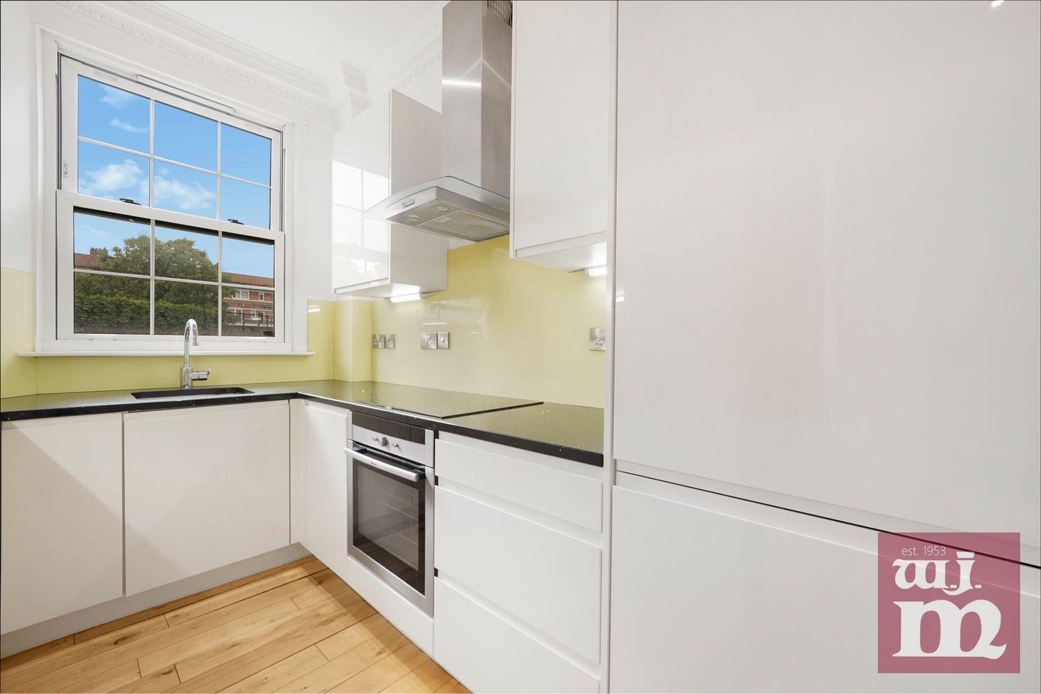 2 bed property in Devon Mansions, Tower Bridge